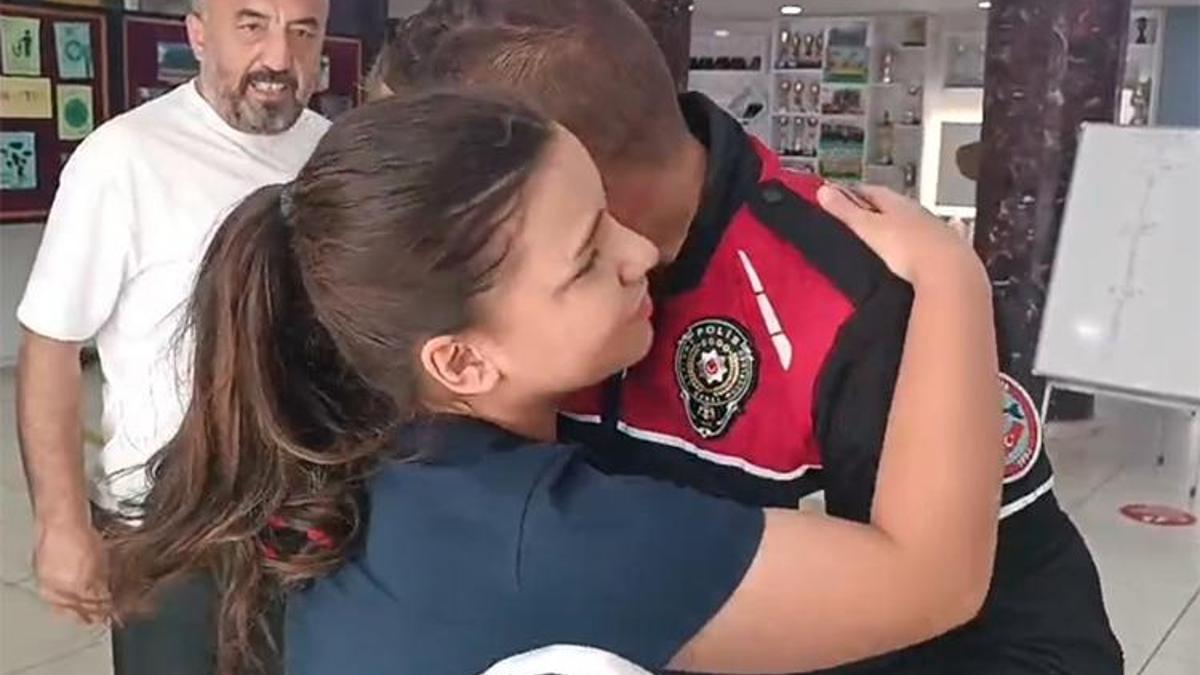 LGS'ye geç kalan öğrencileri polisler yetiştirdi