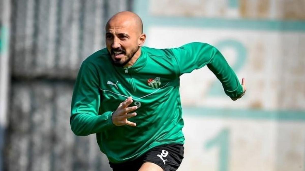 Aliağa FK, 37 yaşındaki futbolcu Ahmet İlhan Özek’le ilgileniyor.