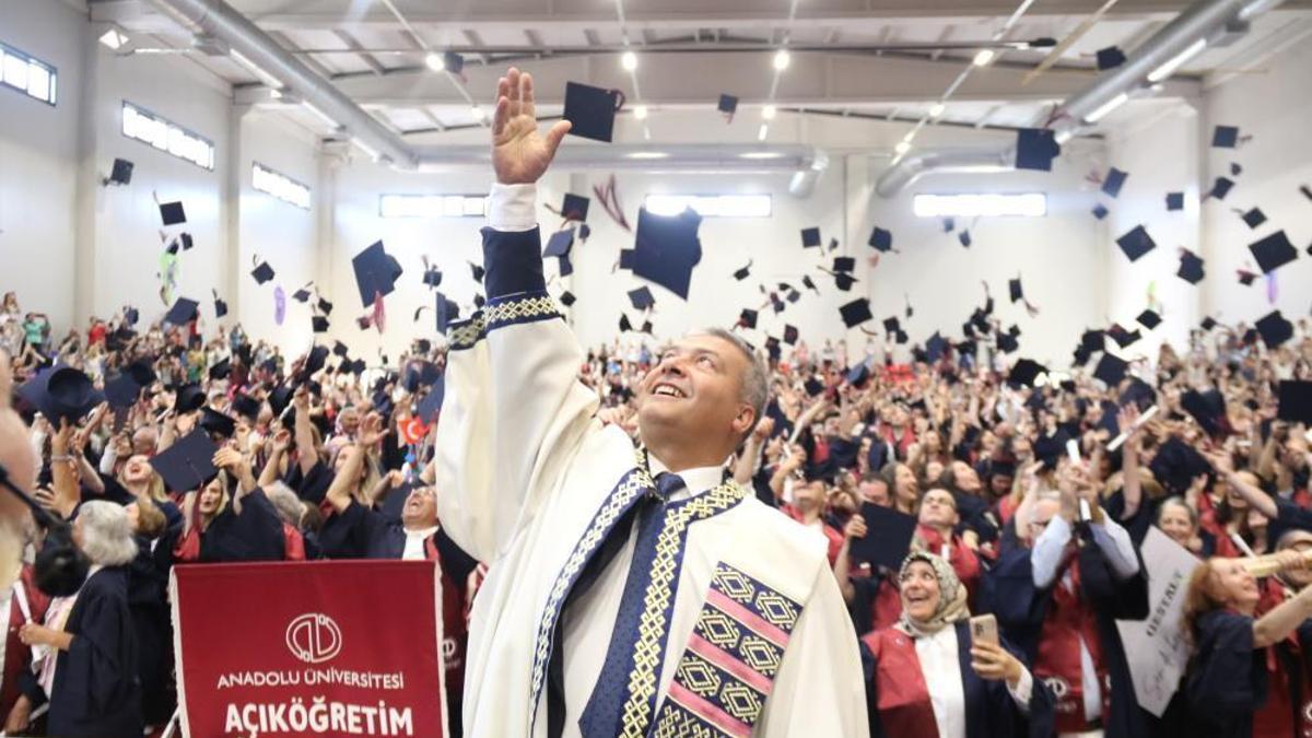 Anadolu Üniversitesi'nin mezuniyet töreninde renkli görüntüler! Kimi 63 yaşında mezun oldu, kimi de profesör olmasına rağmen bölüm bitirdi
