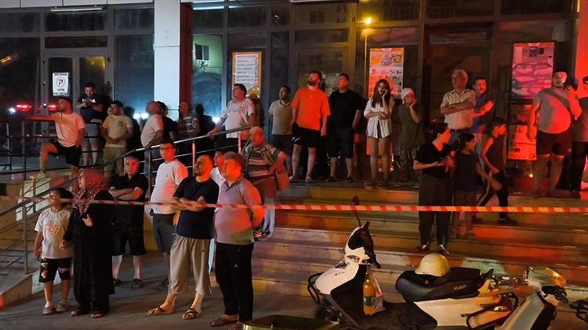 Denizli'de ağaçta çıkan yangın vatandaşların müdahalesi ile daha da büyüdü, binaya sıçradı