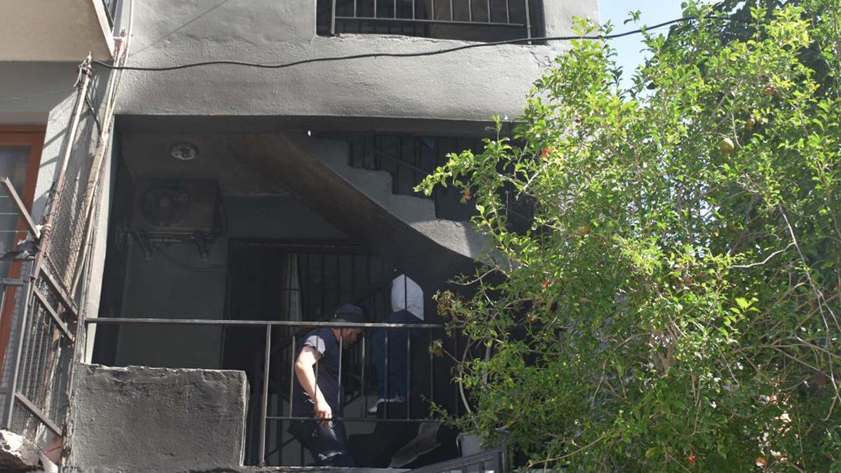 İzmir'de 3 katlı binada yangın paniği; Defne'yi mahalleli kurtardı