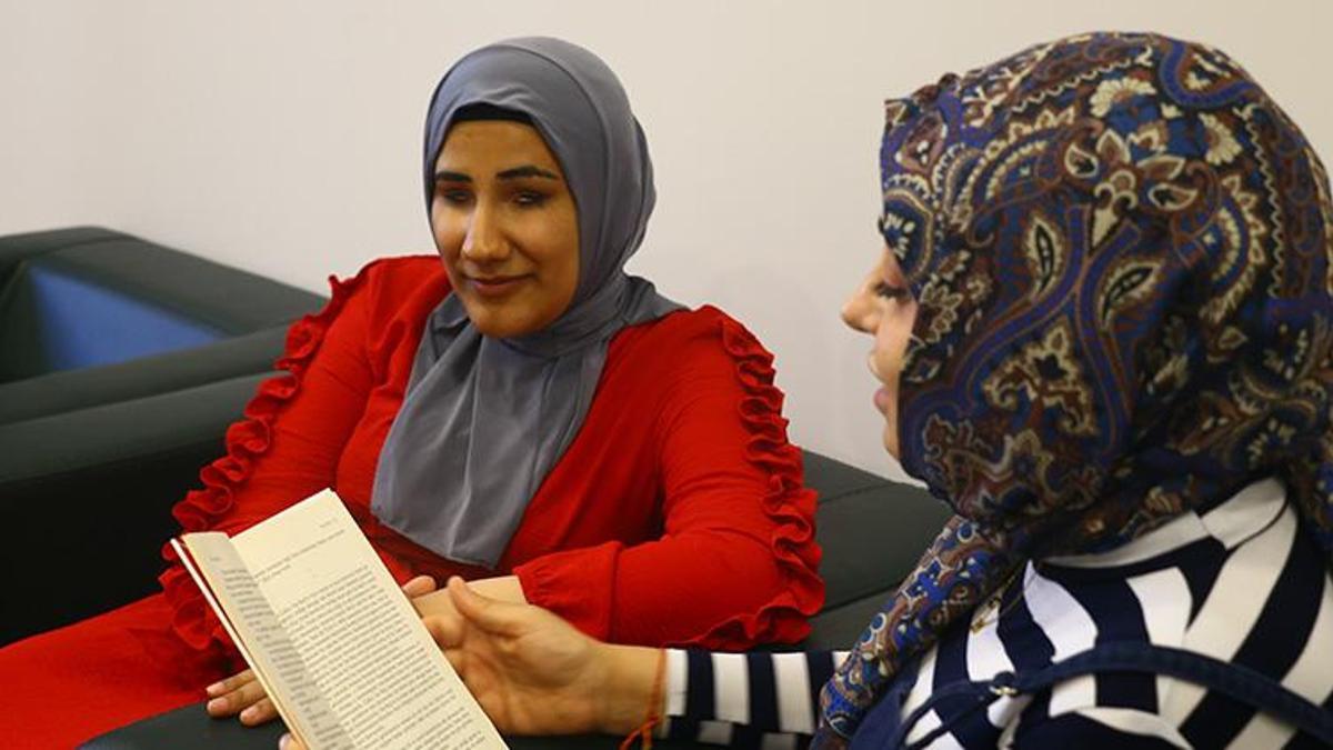 Gözleri görmeyen Rümeysa, Braille alfabesiyle yazdığı ve  okuduğu kitaplarla dünyasını aydınlatıyor