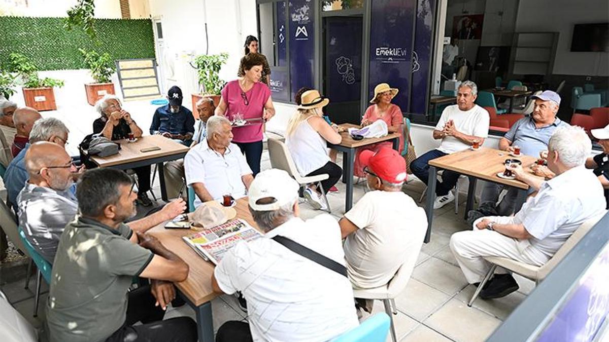 ‘Emekli Evi’nde vatandaşlara ücretsiz çay-kahve ikramı yapılıyor