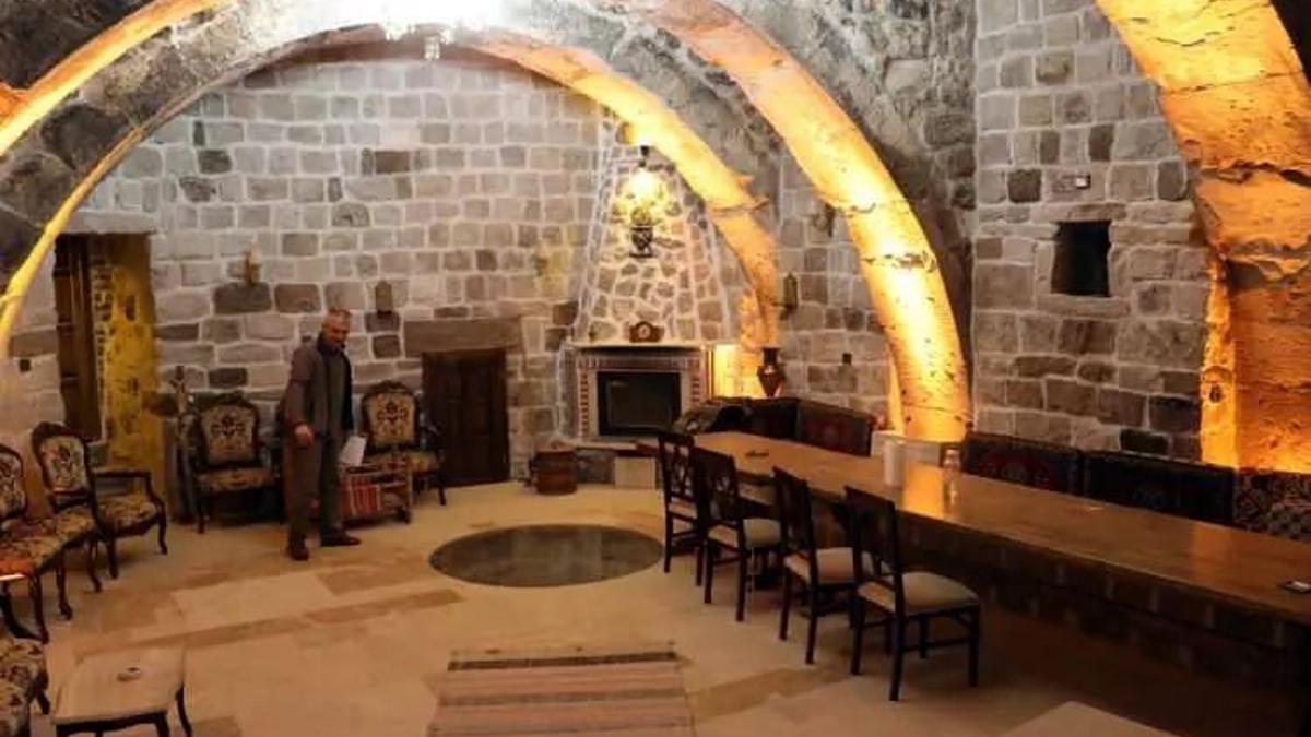 Sokaktaki 4 evi satın aldı, altından yüzlerce metre hazine çıktı! Tadilata girişince keşfetti 'Servet sahibi oldu'