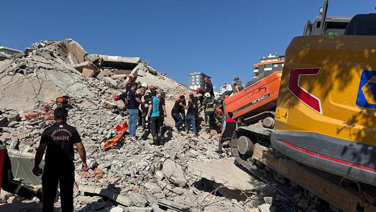 Kahramanmaraş'ta ağır hasarlı bina yıkılırken iş makinesinin üzerine devrildi! Operatör enkaz altında kaldı