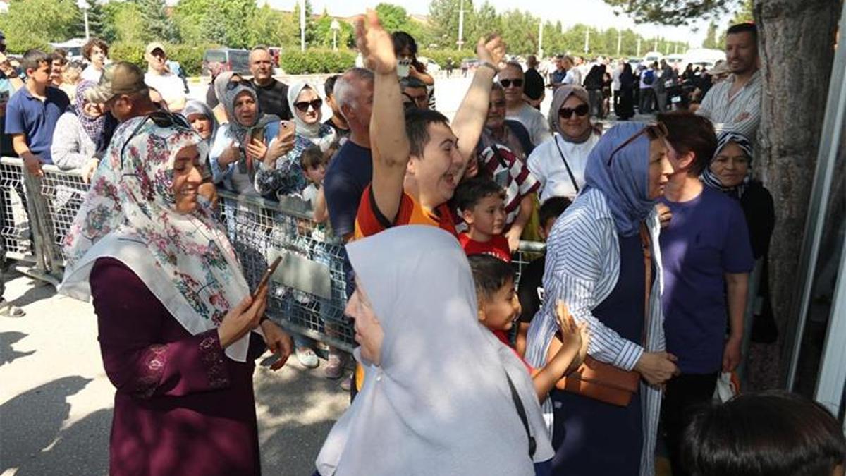 Hacdan dönen dedesini ve ninesini böyle karşıladı! Gülümseten anlar...