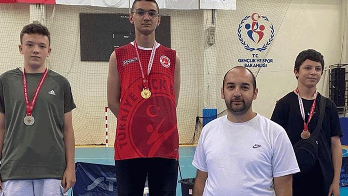 Eskişehir’de kick boks il seçme müsabakalarında Efe Demirli şampiyon oldu