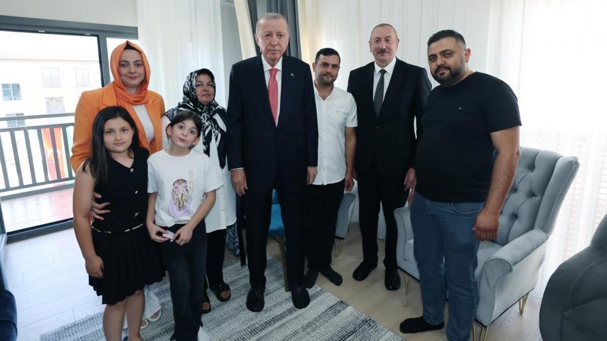 Cumhurbaşkanı Erdoğan ve Aliyev, Kahramanmaraş'ta depremzede bir aileyi ziyaret etti