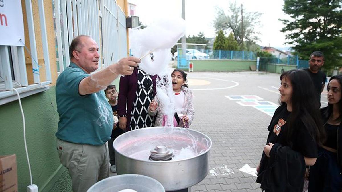 Kastamonu'nun 'pamuk müdürü' öğrencilerini çok mutlu ediyor! Kendi elleriyle çocuklara özel hazırlıyor