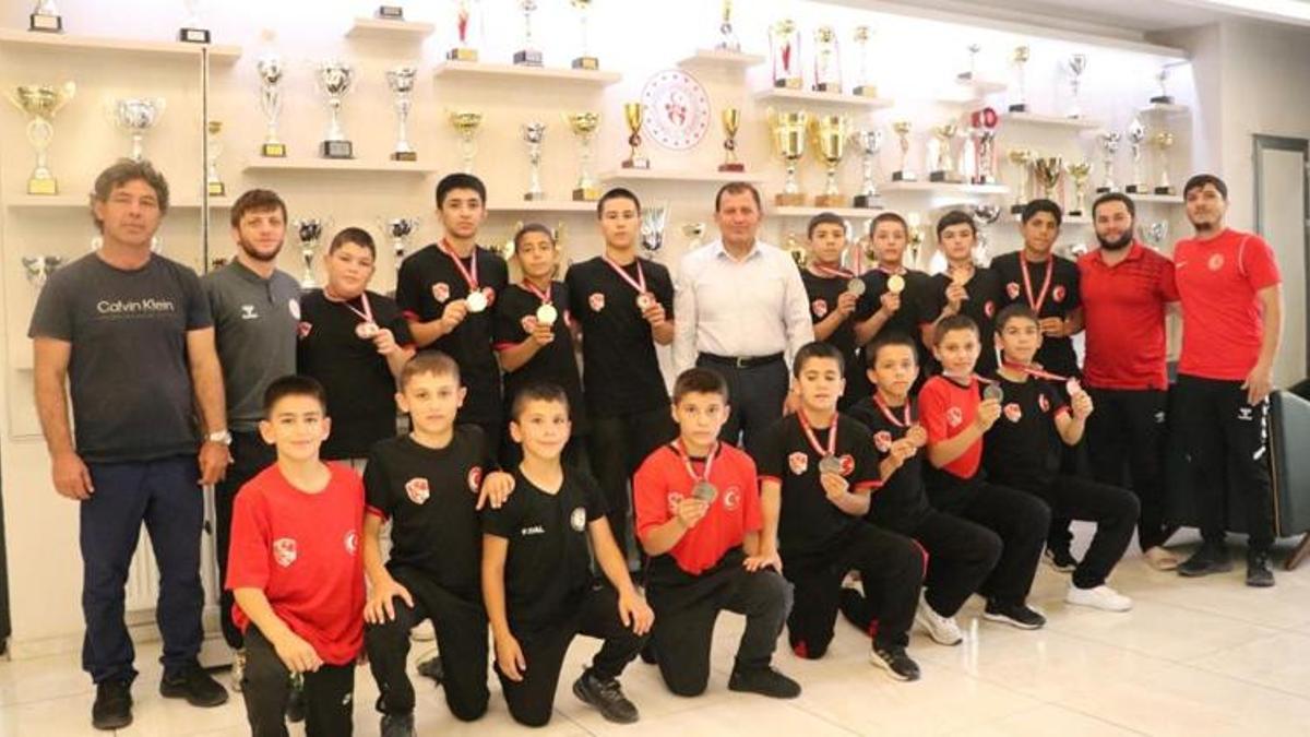 Kayserili minik güreşçilerden 11 madalya birden