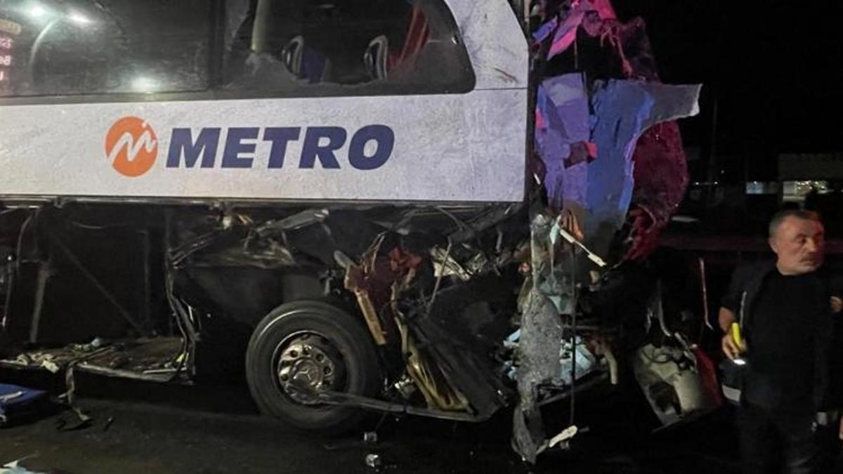 Sakarya'da faciaya ramak kala! Yolcü otobüsü TIR'a çarptı: 12 kişi yaralandı