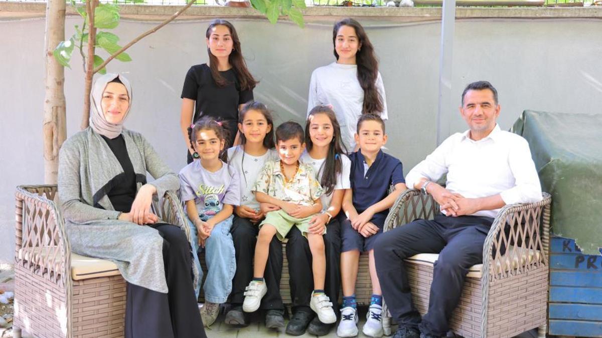 Bakanı bile tebessüm ettirdiler: Türkiye bu aileyi konuşacak! Kahramanmaraş'ta 7 çocuklu öğretmen aile herkesi büyüledi!