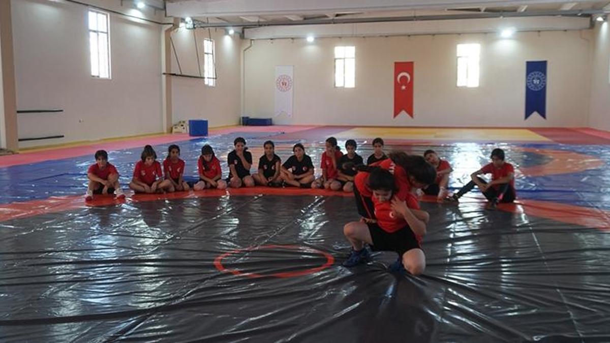 Siirtli minik güreşçiler, takım halinde Türkiye şampiyonu oldu