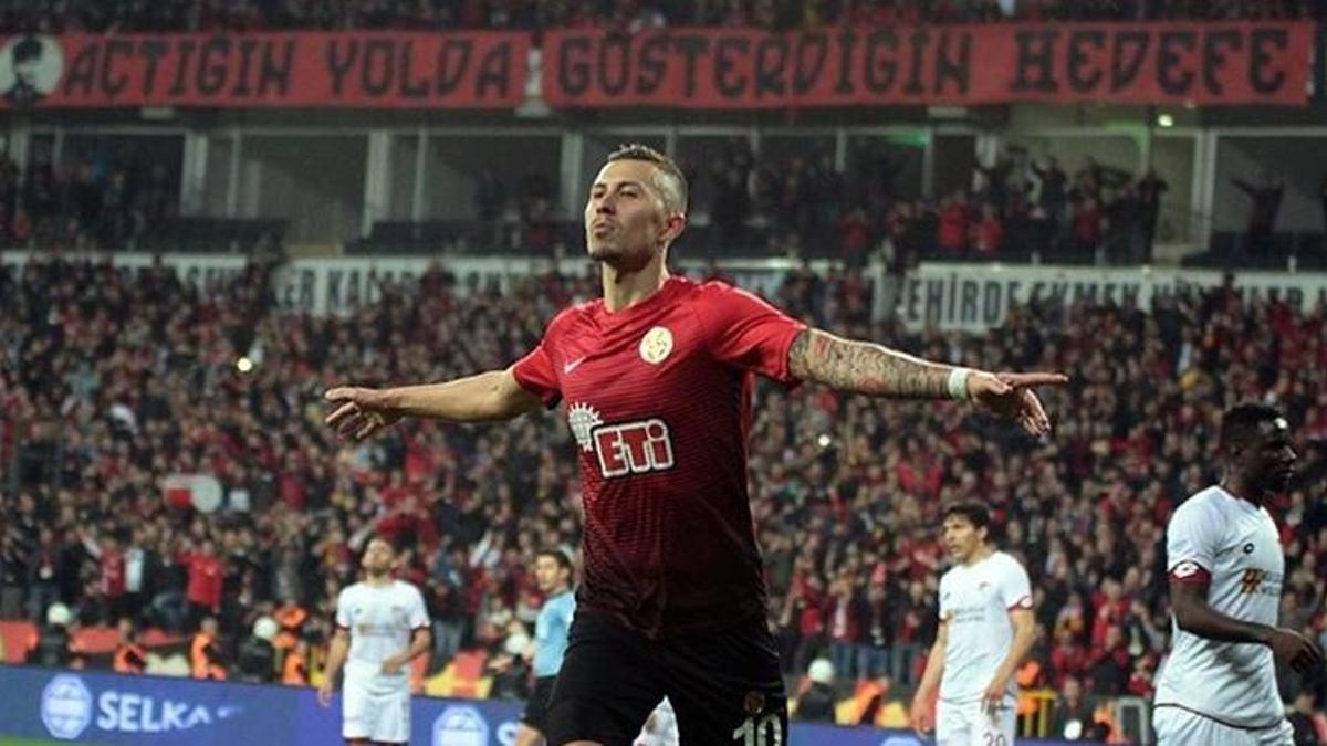 Eskişehirspor'un eski golcüsü futbolu bıraktıktan alanını değiştirdi! Almanya'ya taşındı hipnozcu oldu
