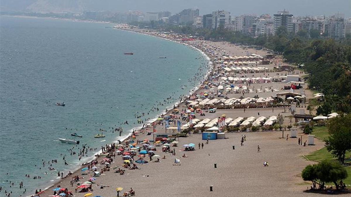 Antalya'da termometreler 33 dereceyi gösterdi! Sınavdan çıkan denize koştu