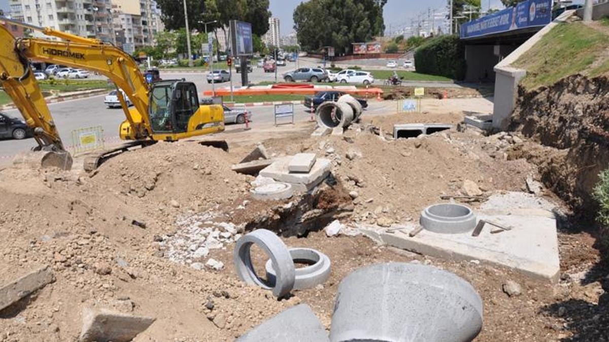 Adana trafiği felç oldu! Hızlı tren inşaatı ve belediye çalışmaları ulaşımı kilitledi, vatandaş isyan bayrağını çekti