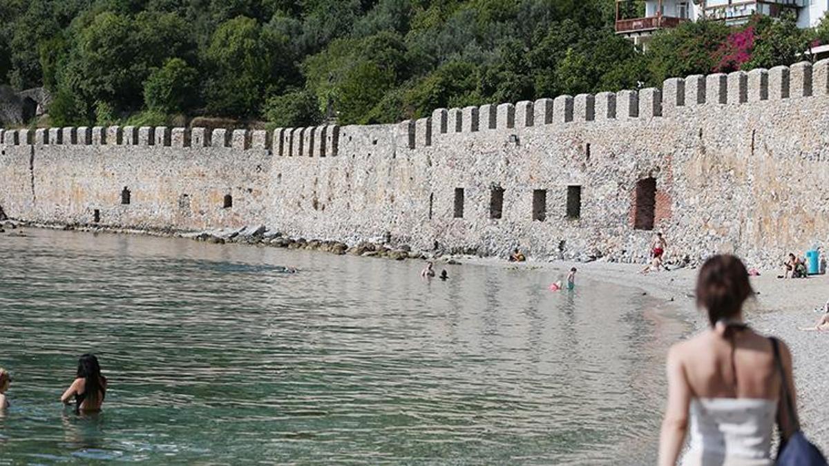 Alanya'da Soğukkapı Plajı'na ilk defa gidenler gözlerine inanamıyor! Tarihin içinde denize girme fırsatı