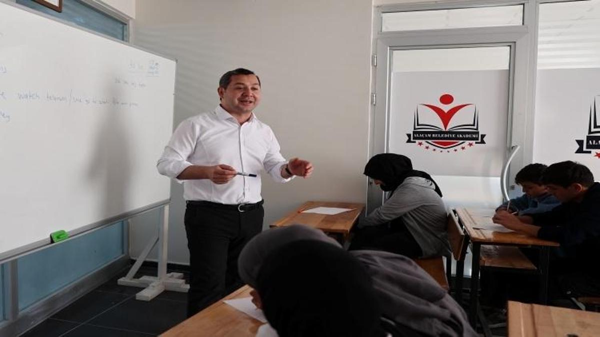 Belediye başkanından İngilizce eğitim: Ücretsiz her gün derse katılıyor