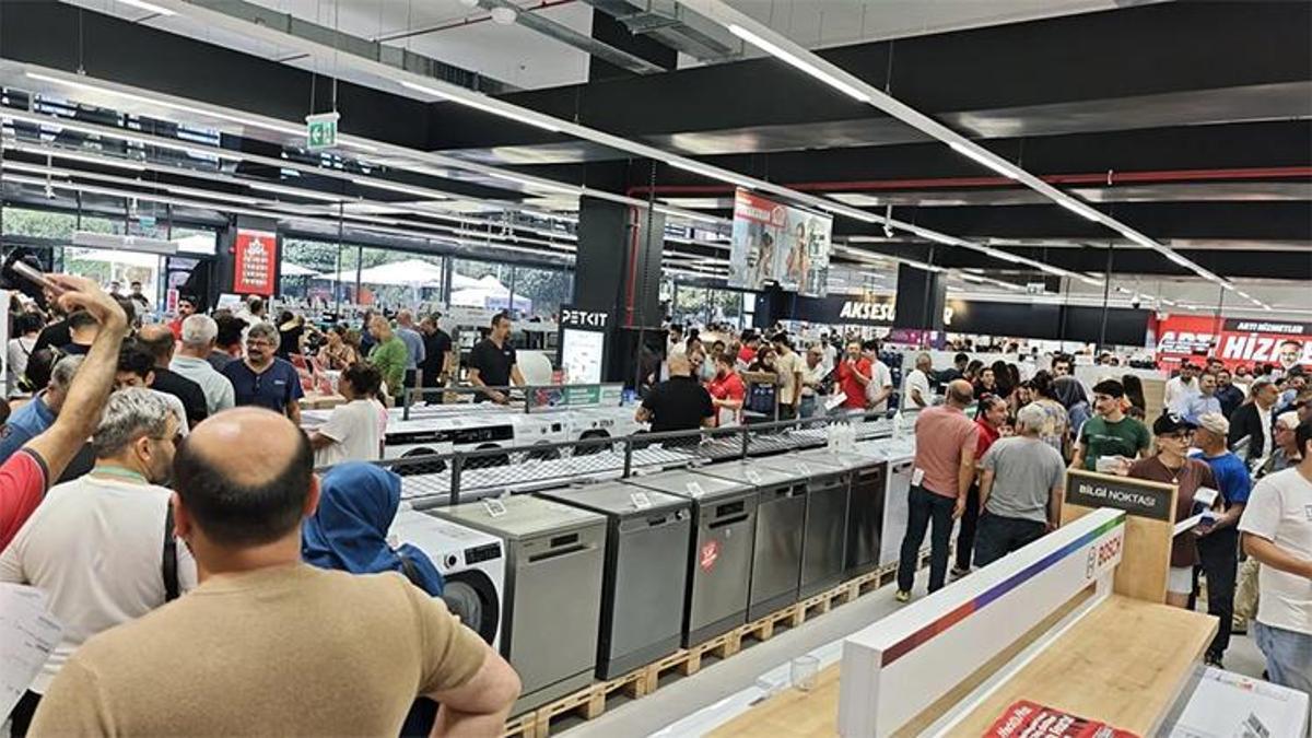 Bu izdiham İPhone için! Mağaza önünde uzun kuyruklar oluştu, birbirlerinin üzerine atladılar