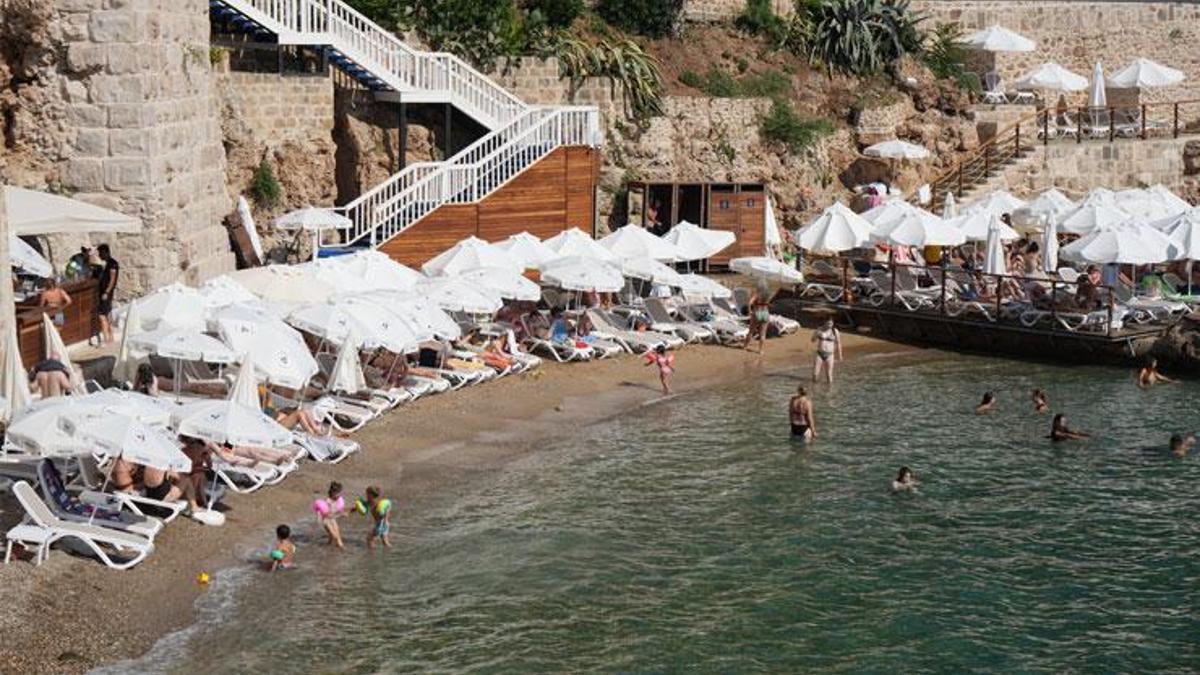 Antalya'da 1000 TL'lik şezlong fiyatından sonra Euro üzerinden mesai saatli tuvalet ücreti