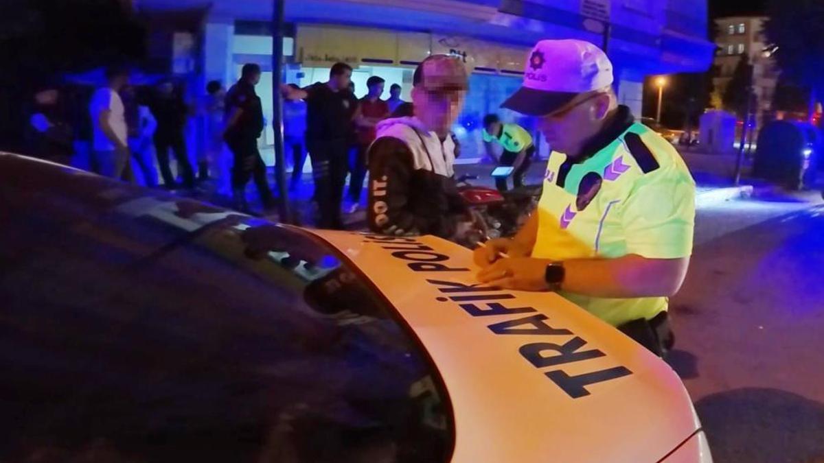 Ne polisi dinledi ne sağlık ekiplerini! Yasal sınırın 16 kat üstünde alkollü çıktı, tek derdi motosikleti oldu