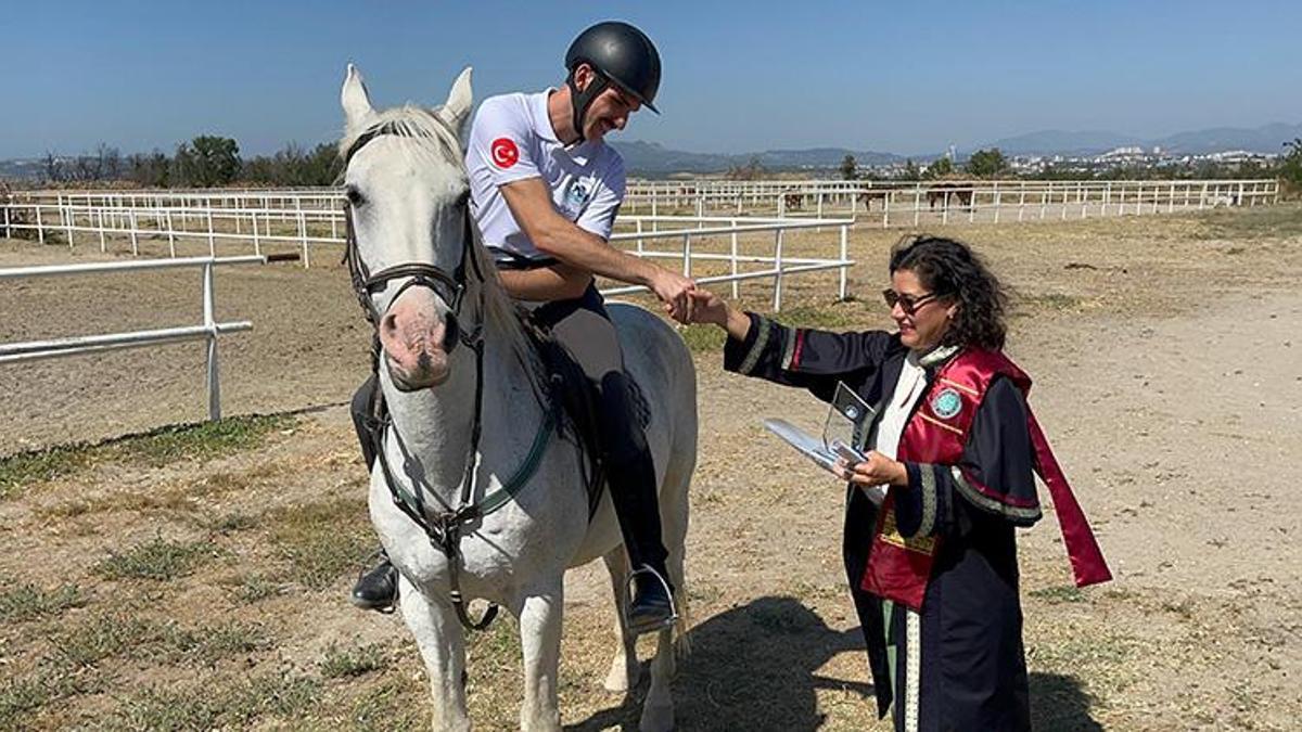 Bursa Uludağ Üniversitesi'nde benzeri görülmemiş mezuniyet! Diplomalarını at üzerinde aldılar
