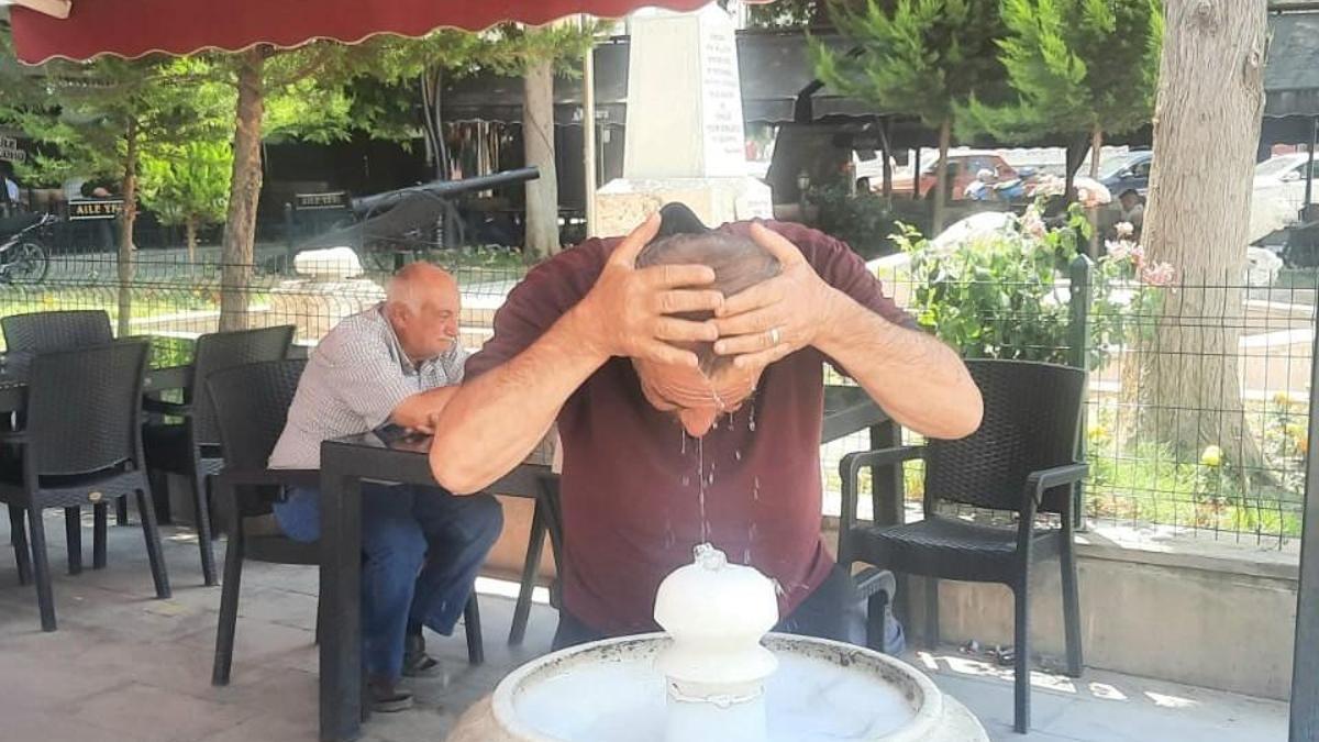 Afyonkarahisar'da mahallenin ortasında çıktı! Sıcak havalarda doğal yollardan serinliyorlar