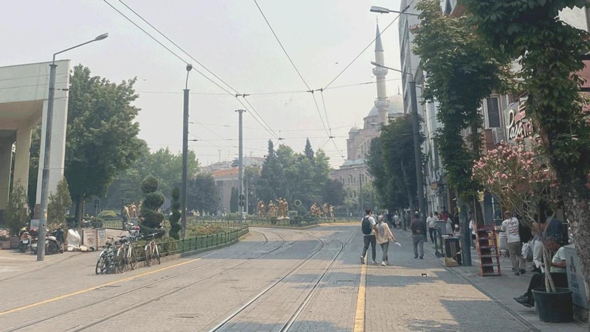 Bilecik'te devam eden yangının dumanı Eskişehir'i de sardı