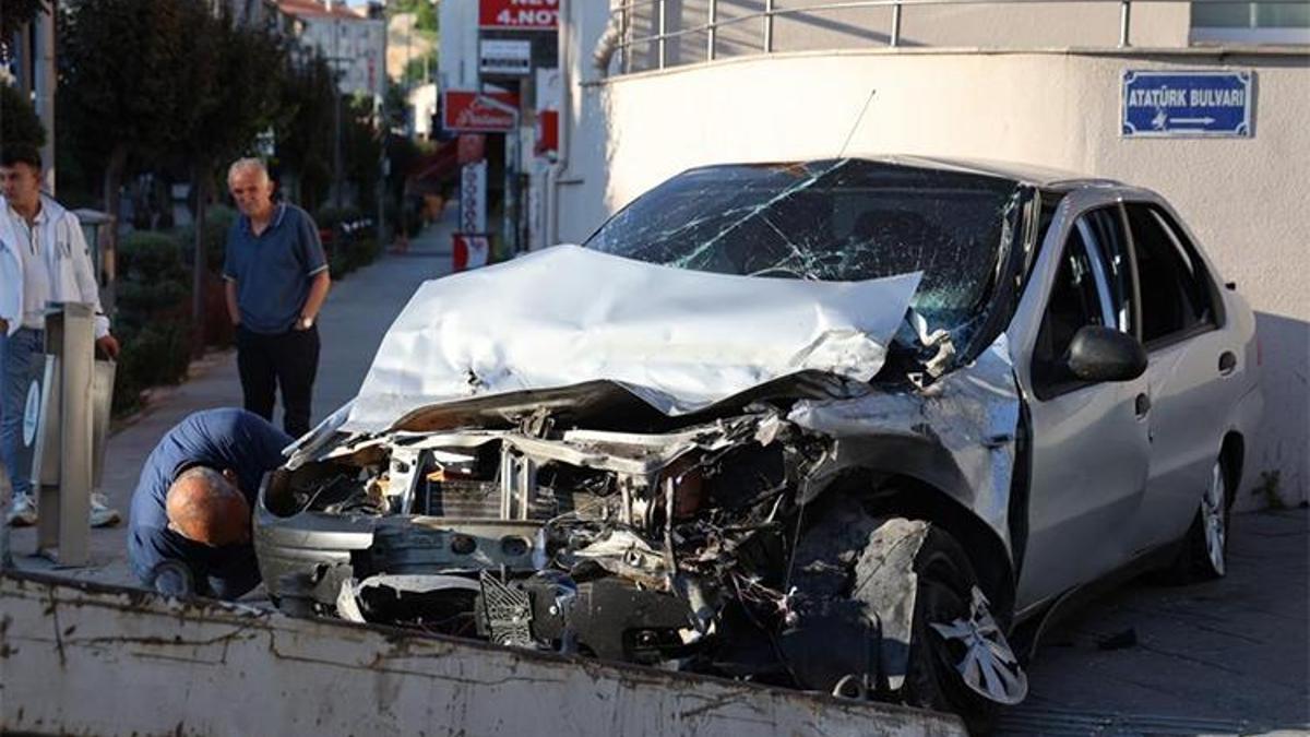 Alkollü sürücü trafik ışığına çarptı! 'Anam babam beni böyle görmesin'