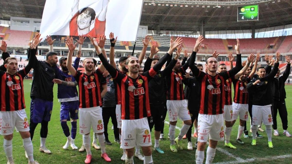 TFF kararını değiştirmedi Eskişehirspor 25 futbolcu transfer edecek!