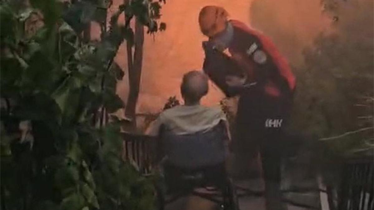 İzmir'deki yangından duygu dolu görüntüler! Evinden çıkamayanlar böyle kurtarıldı