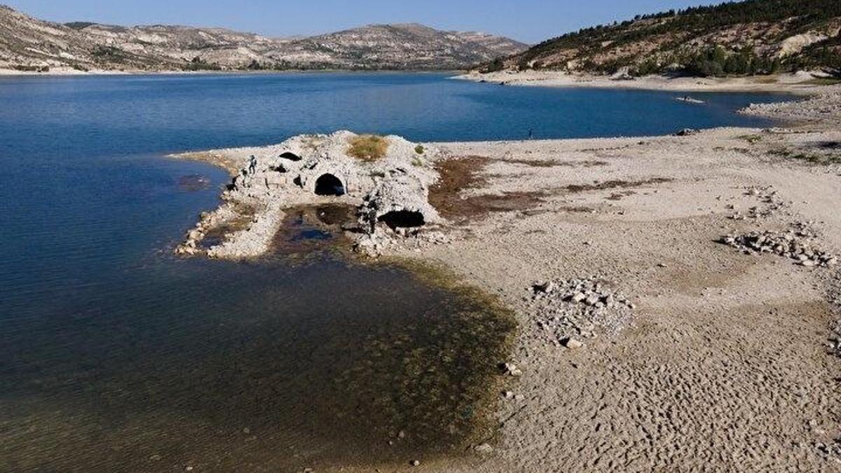Konya'da böylesi görülmedi: Su seviyesi yüzde 14'e düşen barajda ortaya çıktı! '10 kilo var'