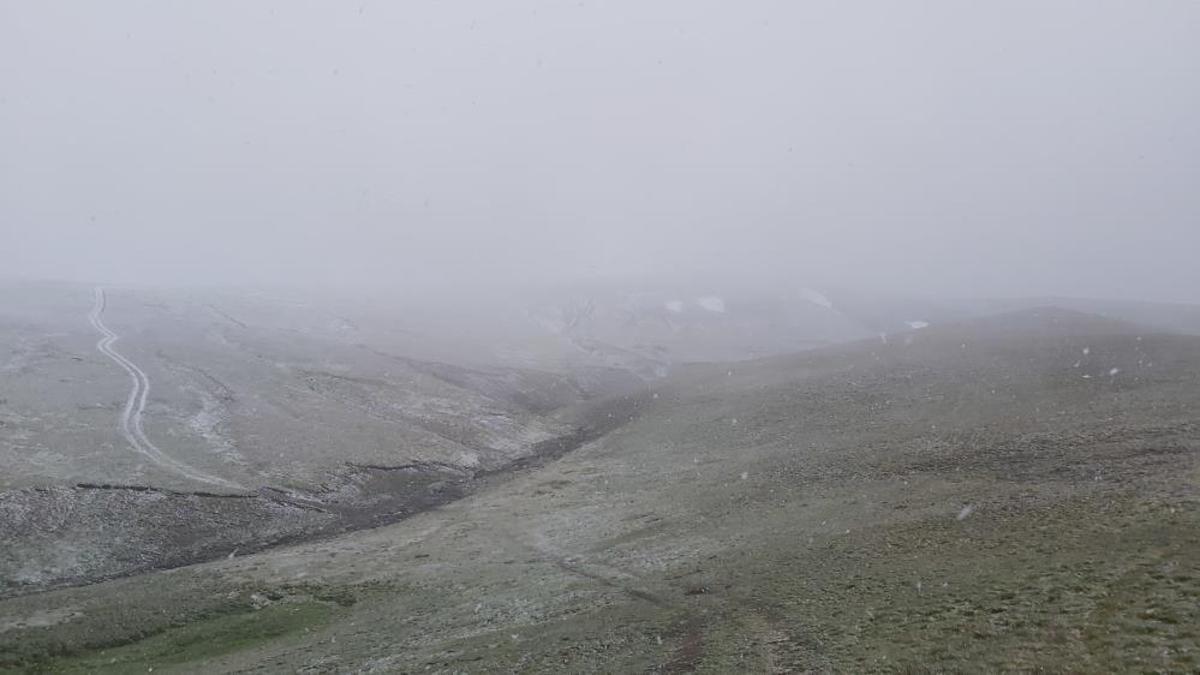 Bir ilimizde yaz ortasında kar sürprizi! Görenler gözlerine inanamadı