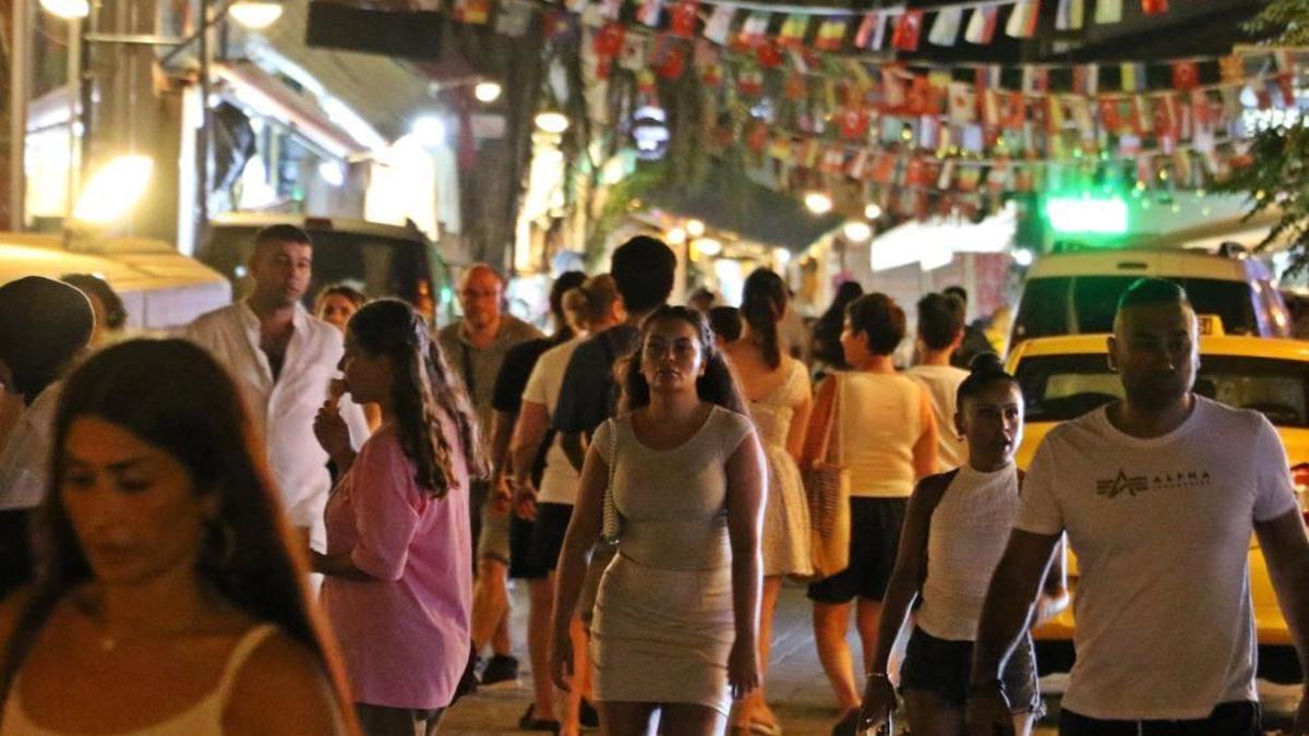 Siyahla beyaz gibi! Nüfusu gündüz 82, gece 10 bin