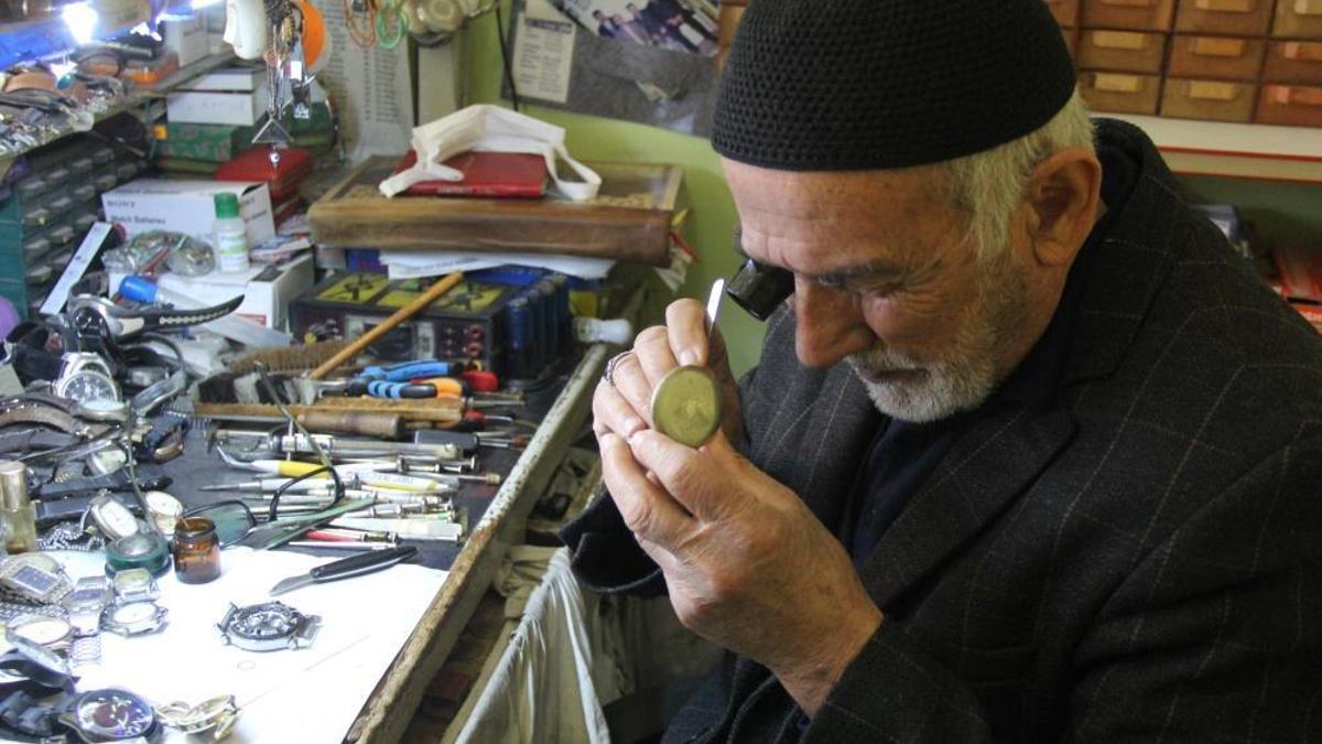 57 yıldır zamanın kendisine meydan okuyor! Erzincan'da kaybolmaya yüz tutan sanatın tek temsilcisi