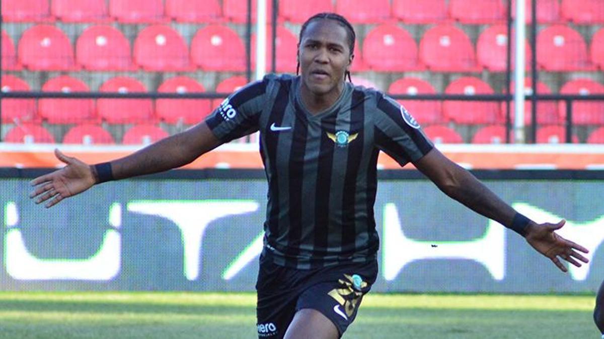 Denizlispor ve Akhisarspor kümeye düştü, 39 yaşındaki yıldız gol atıp şampiyonluk getirdi