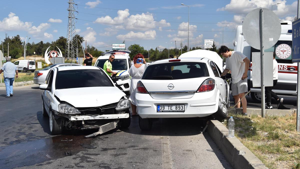 Lüleburgaz'da iki otomobil çarpıştı: 3 yaralı