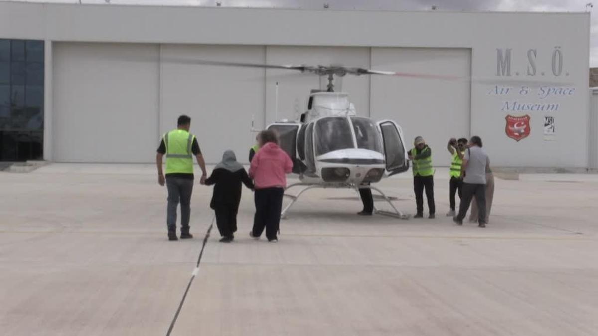 Bastonuyla bindiği helikopterde 82 yaşında uçuş keyfi yaşadı
