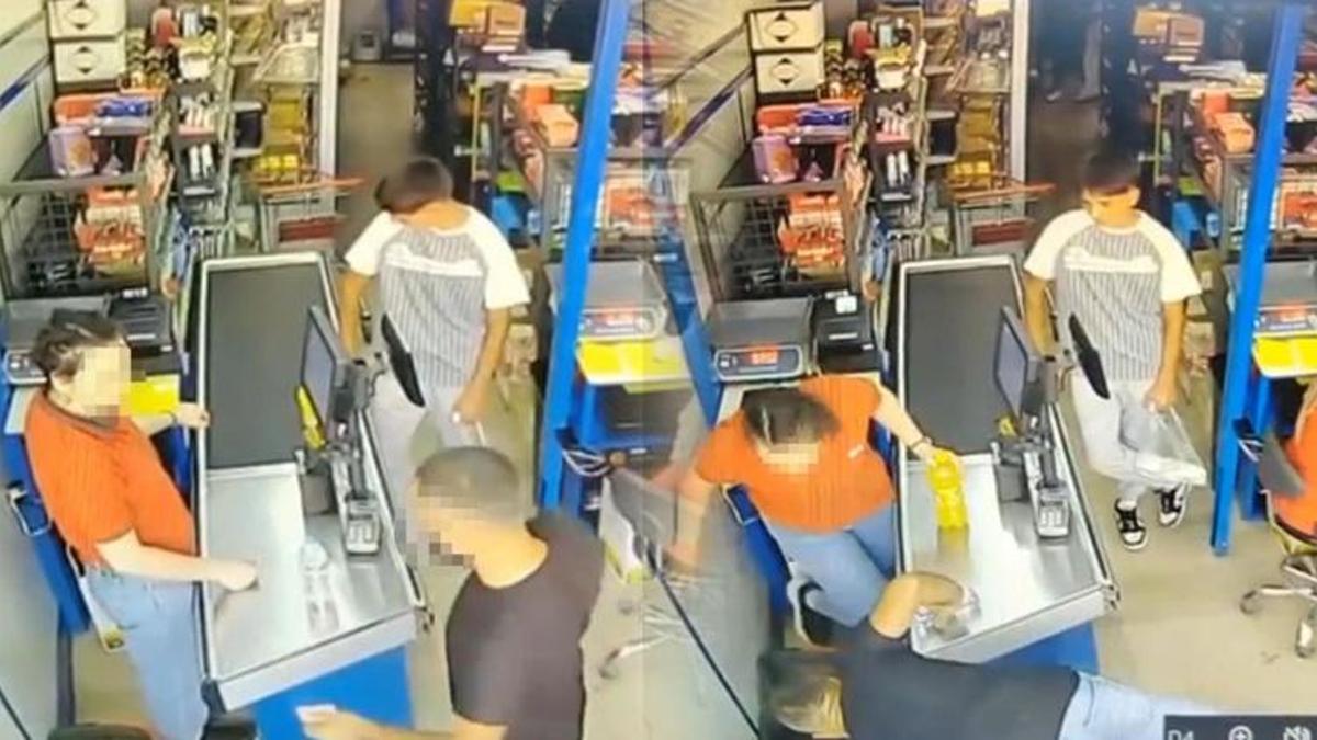 Bursa'da şok görüntüler: Para üstü tartışması kavgaya dönüştü, kadın kasiyere yumruk attı!