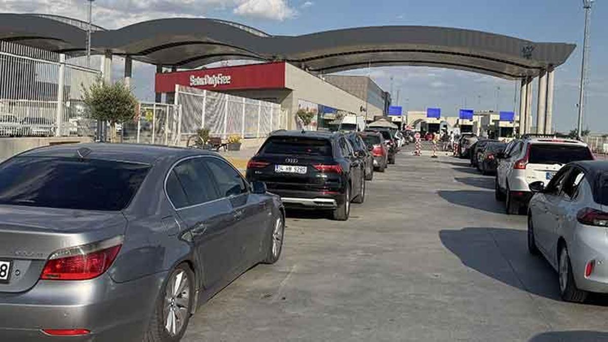 Sıla hasreti Kapıkule'den Çukurova'ya uzanıyor: Avrupa'dan Adana'ya gurbetçilerin yolculuğuna Müslüm Gürses eşlik ediyor
