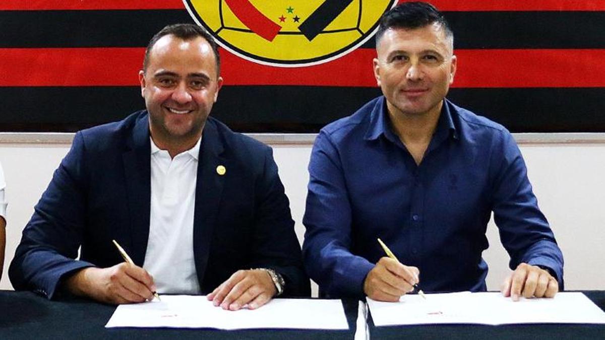 Eskişehirspor'un yeni hocası imzayı attı, olay oldu! Anlaşma masasından kalkıp gelmiş
