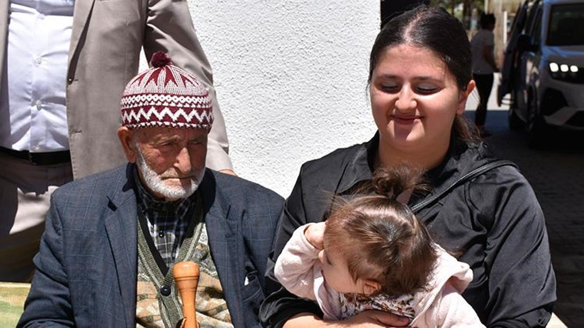 100'üncü yaşını torununun torunu ile kutladı: Uzun yaşamın sırrını anlattı