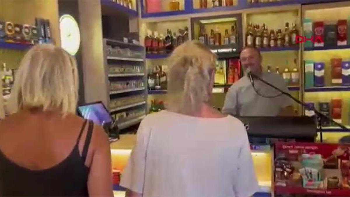 Markete gelen müşterilerini şarkı ve türkülerle karışılıyor! Bursalı esnaf sosyal medyayı salladı!