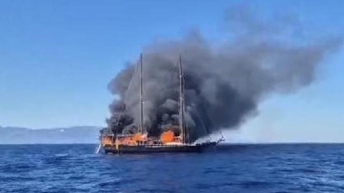 Bodrum'da korku dolu anlar! 13 kişinin bulunduğu tekne alev alev yandı