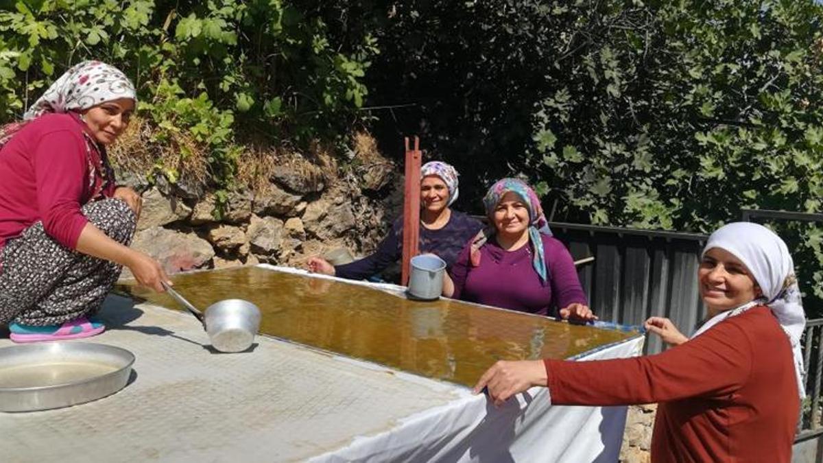 Erzincan'da köylü kadınların gelir kapısı oldu! Bir oturuşta tonlarca yapıp pazarda satıyorlar