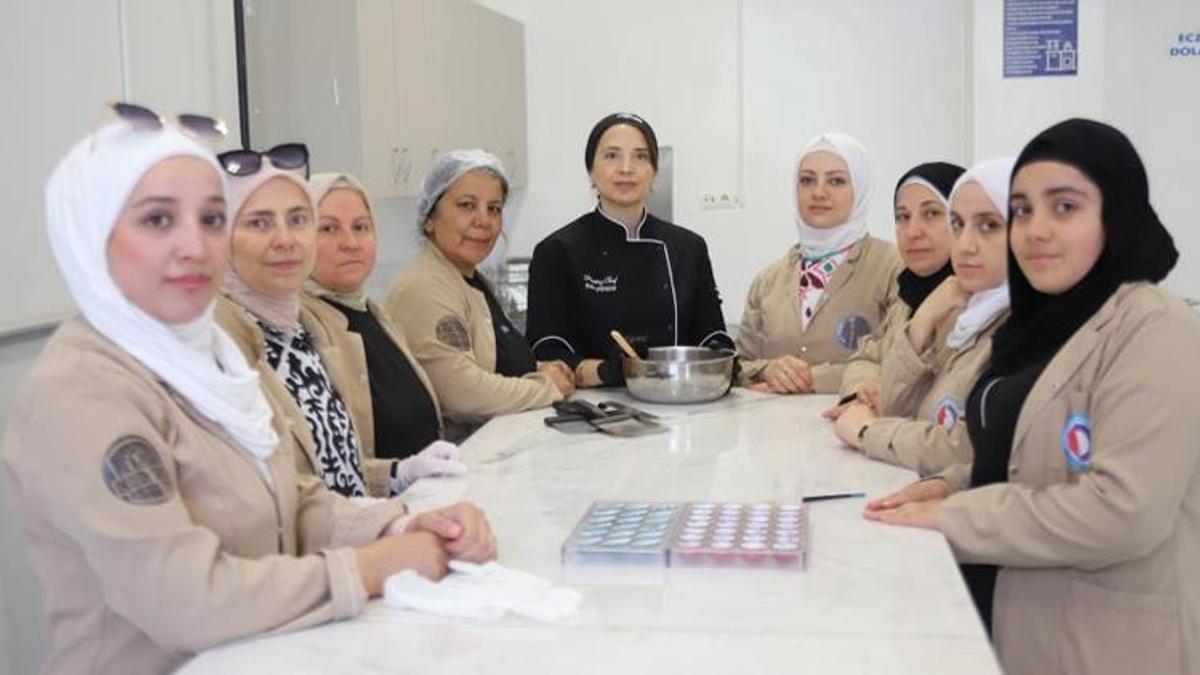 Gaziantep'te ev hanımları 5 haftada öğrenip meslek sahibi oluyor