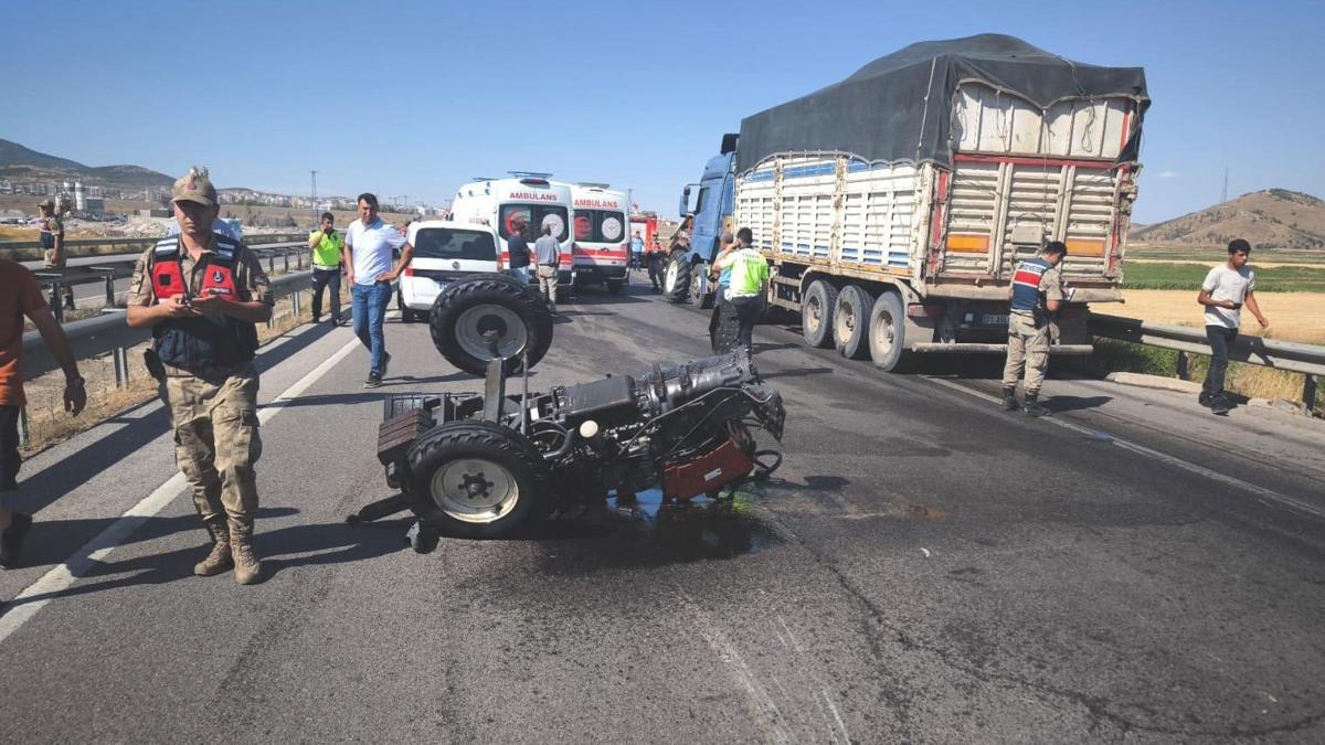 TIR’ın çarptığı traktör ikiye bölündü: 2 yaralı