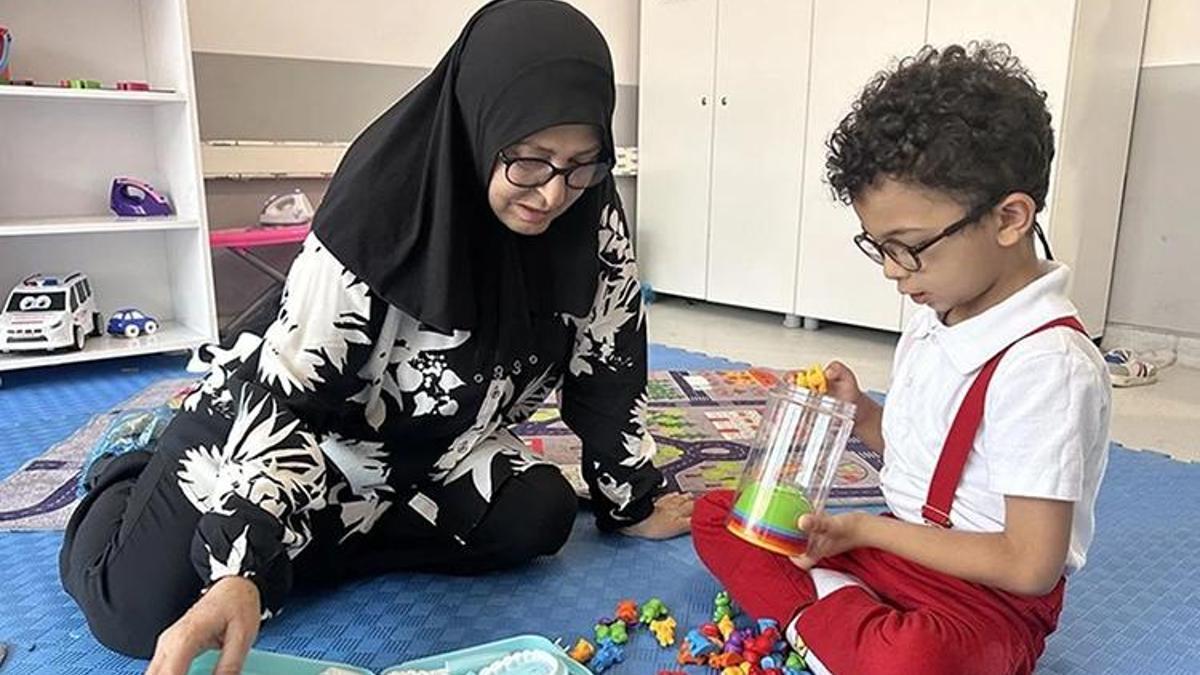 Hataylı depremzede babaanne ile otizmli Halil birbirlerine "güç" veriyor