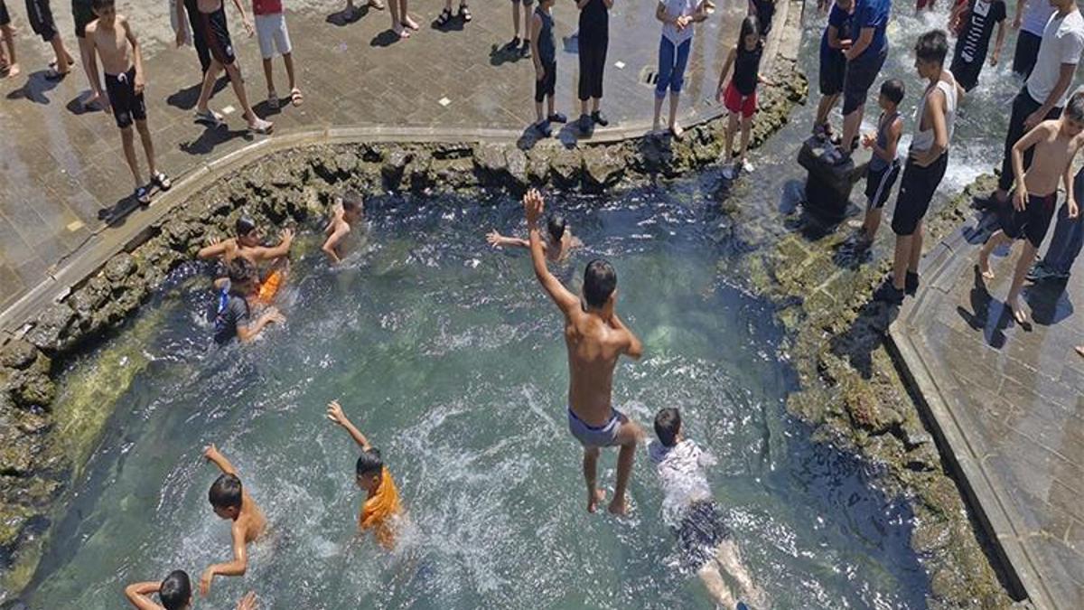 Diyarbakır'da Adana'yı aratmayan görüntüler! Çocukların 'tehlikeli serinlik' oyunu