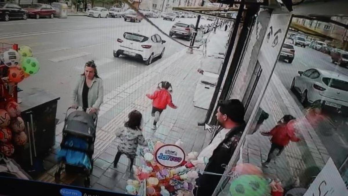 Sivaslı esnaf dükkanın önünde çizdi: Yoldan geçenlerin çocukluk hatıraları canlandı